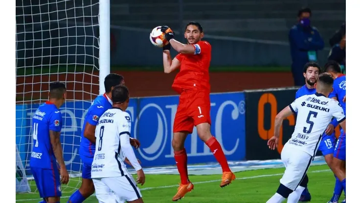 Jesús Corona en el duelo ante Pumas