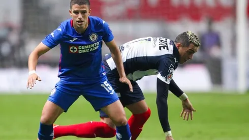 Nacho Rivero disputa un balón ante el Monterrey