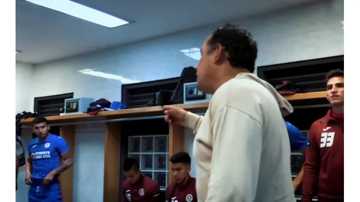 Juan Reynoso durante la charla con sus jugadores tras el triunfo de Cruz Azul ante Pumas.