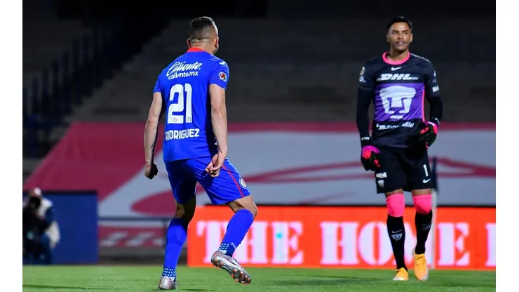 Jonathan Rodríguez le festejó a Alfredo Talavera el gol de penal que le dio el triunfo a Cruz Azul.