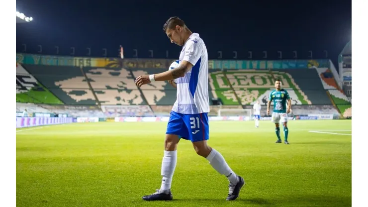 Orbelín Pineda en el duelo ante León