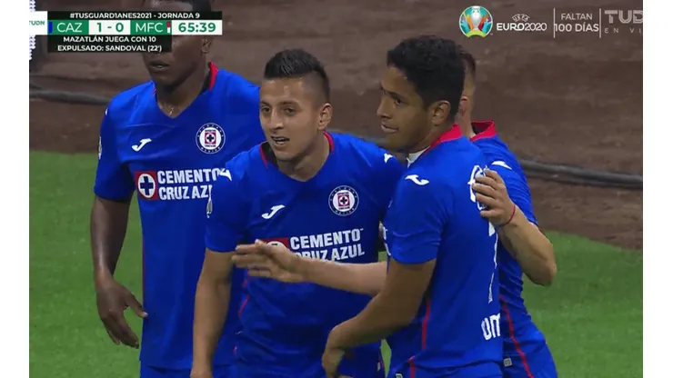 Roberto Alvarado celebra su segundo tanto del torneo