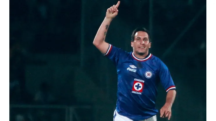 Christian Giménez anotó un golazo de volea ante Pumas en 2010.