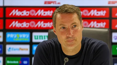 El entrenador del conjunto neerlandés no se cortó y reconoció que el canterano de Cruz Azul no tiene asegurada su continuidad en el equipo.