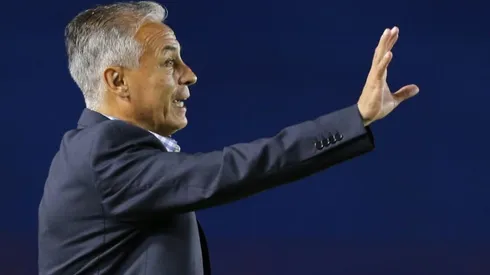 Sergio Bueno dirigiendo un encuentro de la Liga MX