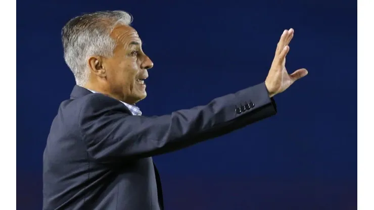 Sergio Bueno dirigiendo un encuentro de la Liga MX