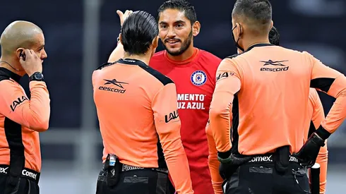Cruz Azul no cree en la versión de Macías.