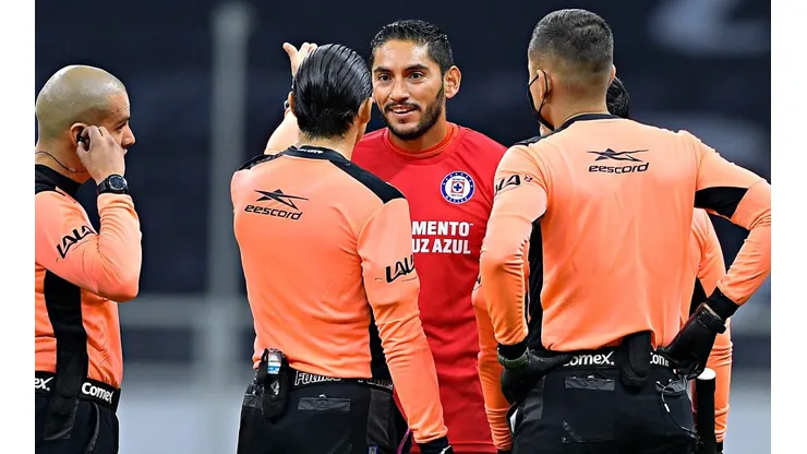 Cruz Azul no cree en la versión de Macías.