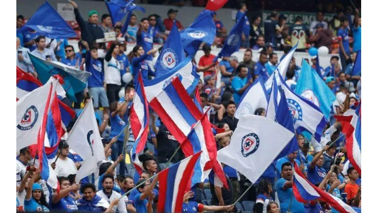 Aficionados de Cruz Azul en el Estadio Azteca
