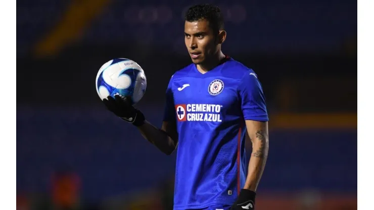 Orbelín Pineda en un partido de la Liga MX