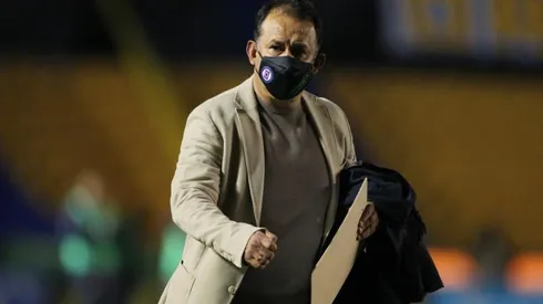 Juan Reynoso en el partido ante Tigres