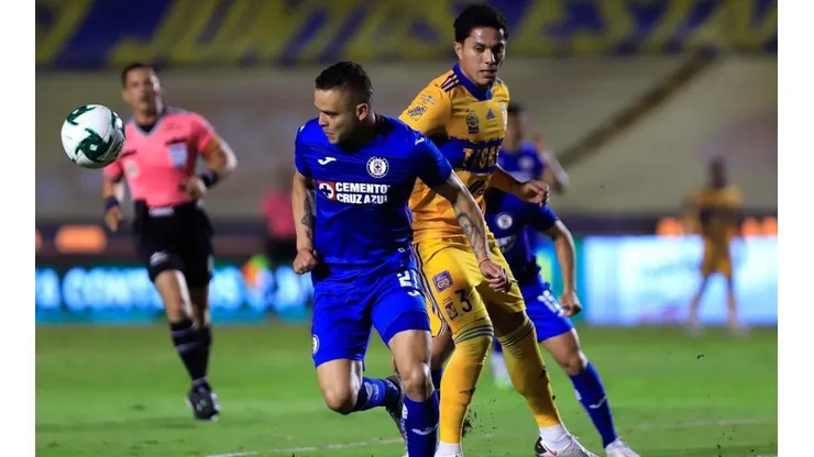 Jonathan Rodríguez disputa un balón en el duelo ante Tigres del Guardianes 2020