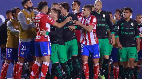 Graves actos en San Luis vs Santos Laguna.