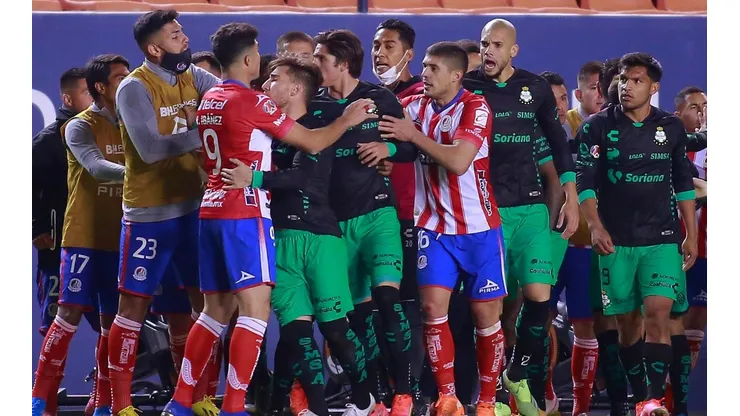 Graves actos en San Luis vs Santos Laguna.