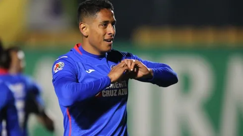 Luis Romo celebra el tanto inicial de Cruz Azul