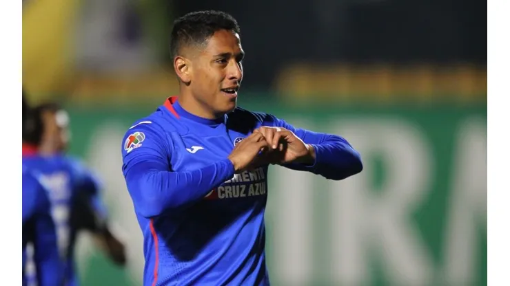 Luis Romo celebra el tanto inicial de Cruz Azul