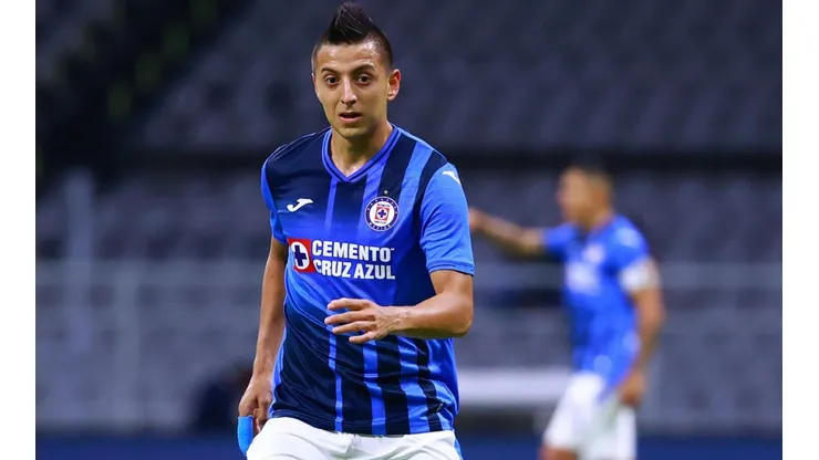 Roberto Alvarado en un partido con Cruz Azul