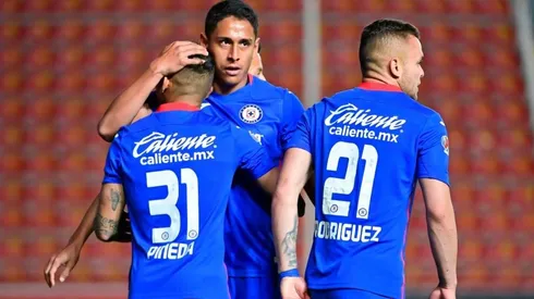 Orbelín y Romo celebran un tanto junto al Cabecita