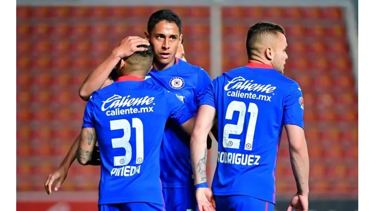 Orbelín y Romo celebran un tanto junto al Cabecita