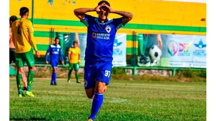 Ángel Orelién celebra un tanto con Cruz Azul Hidalgo