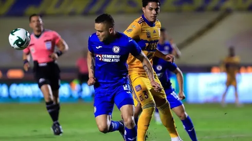 Jonathan Rodríguez disputa un balón en el duelo ante Tigres del Guardianes 2020