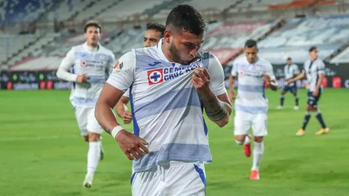 Juan Escobar celebrando un tanto con Cruz Azul