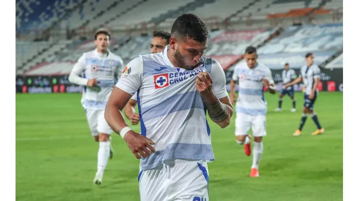 Juan Escobar celebrando un tanto con Cruz Azul
