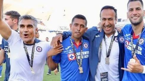Angulo celebra un título con jugadores de Cruz Azul