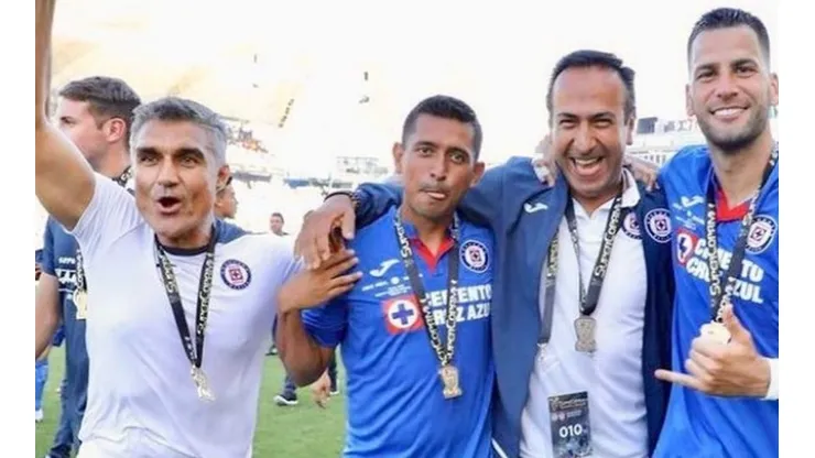Angulo celebra un título con jugadores de Cruz Azul
