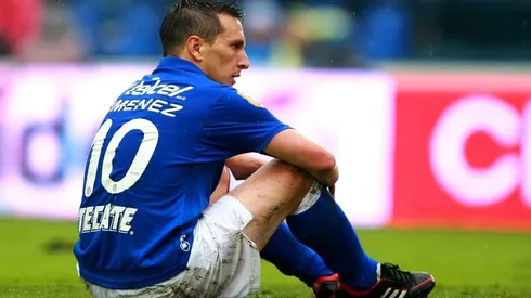 Christian Giménez en un duelo con Cruz Azul