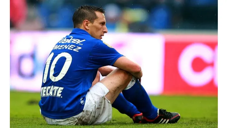 Christian Giménez en un duelo con Cruz Azul