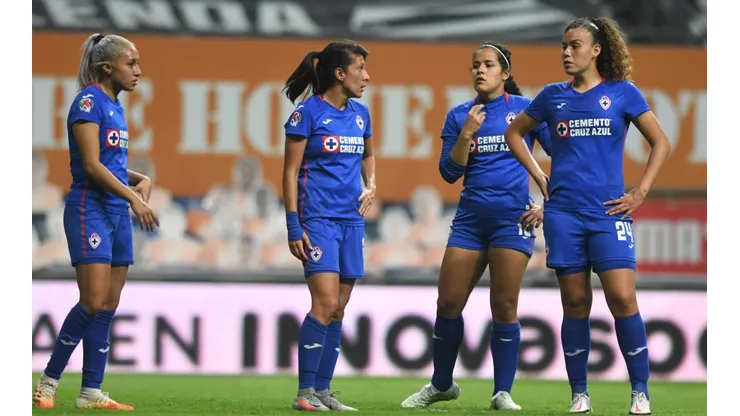 Cruz Azul sufre dura goleada en su visita a Monterrey.