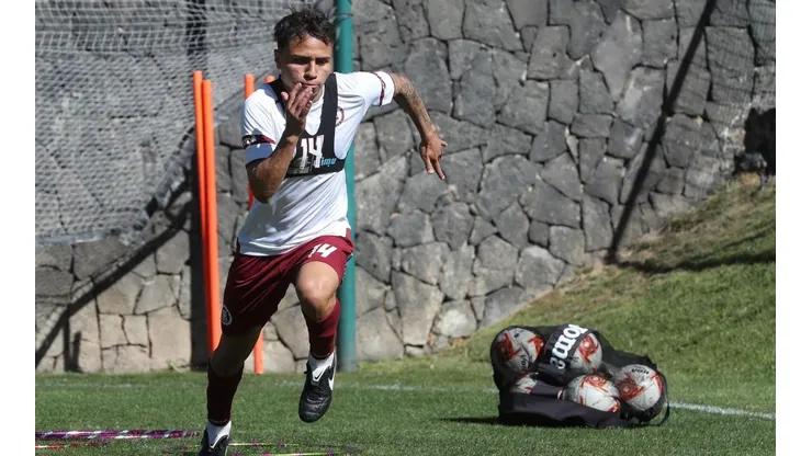 Misael Domínguez en un entrenamiento con Cruz Azul