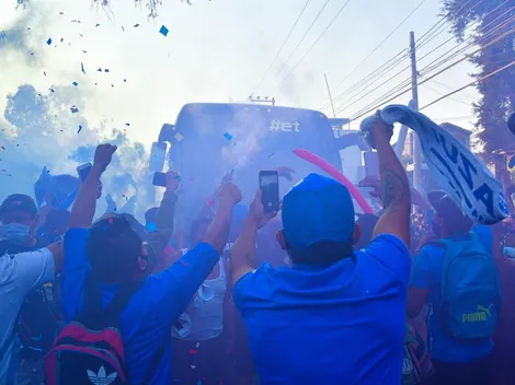 Afición de Cruz Azul protesta contra el plantel en la previa del juego