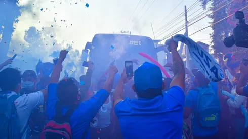 La afición de Cruz Azul protestó hoy en el hotel de concentración.
