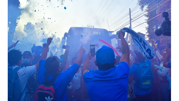 La afición de Cruz Azul protestó hoy en el hotel de concentración.