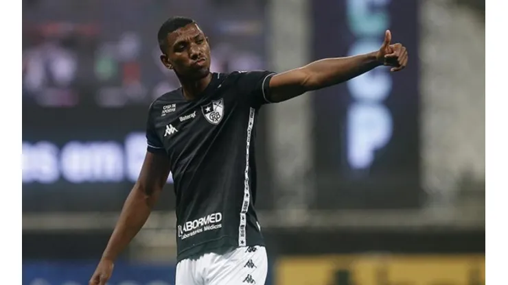 Se trabó lo de Kanu a Cruz Azul.