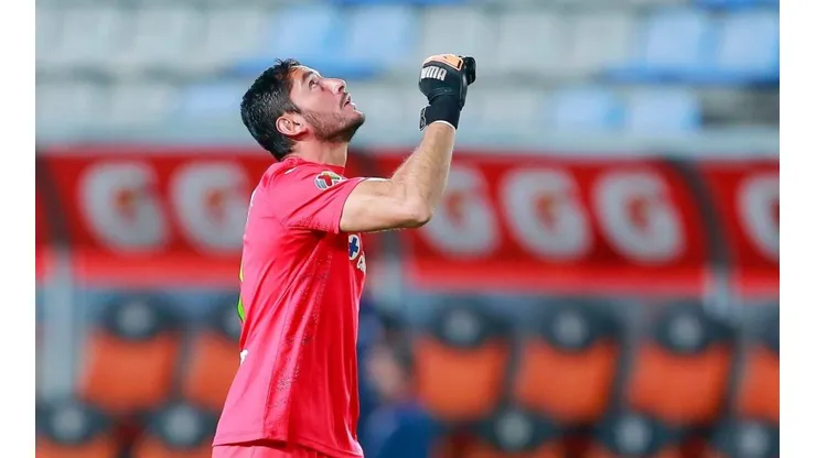 Jesús Corona en el duelo ante el Pachuca