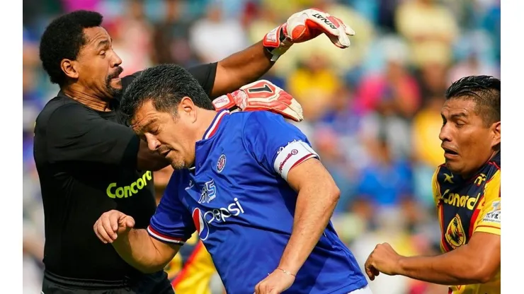 Carlos Hermosillo en un partido homenaje con Cruz Azul
