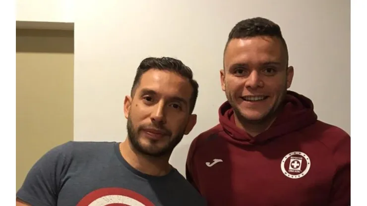 Jonathan Rodríguez en una fiesta con ropa de Cruz Azul