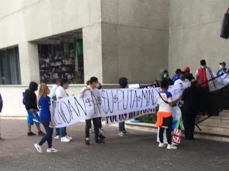 Afición de Cruz Azul reclama al plantel en el hotel con mantas