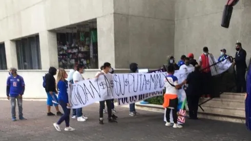 La afición de Cruz Azul protestó esta tarde.
