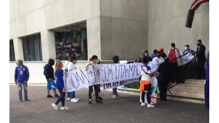 La afición de Cruz Azul protestó esta tarde.
