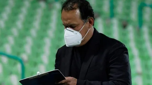 Juan Reynoso durante el partido entre Cruz Azul y Santos