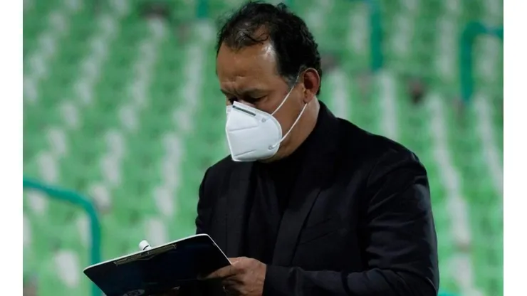 Juan Reynoso durante el partido entre Cruz Azul y Santos