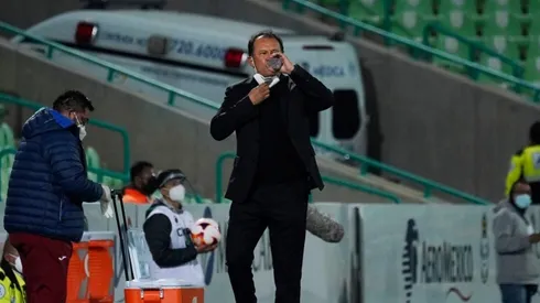 Juan Reynoso durante el partido ante Santos