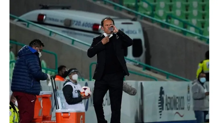 Juan Reynoso durante el partido ante Santos