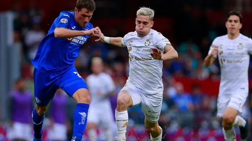 Santiago Giménez en una disputa del balón