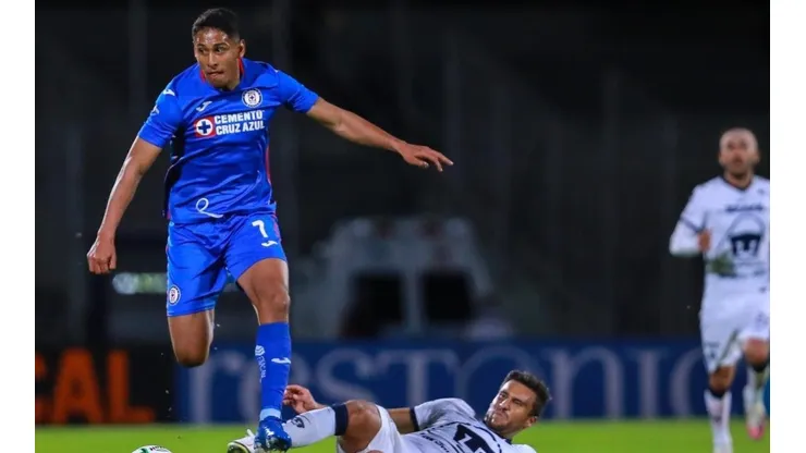 Luis Romo en el duelo ante Pumas