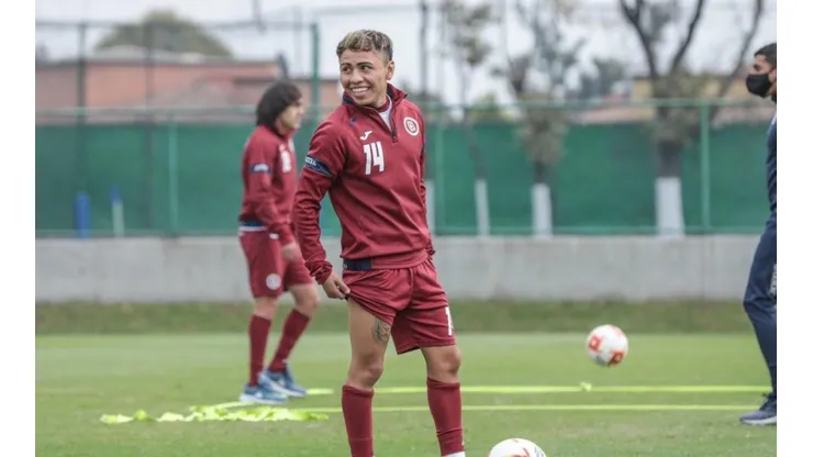 Misael Domínguez en un entrenamiento con Cruz Azul